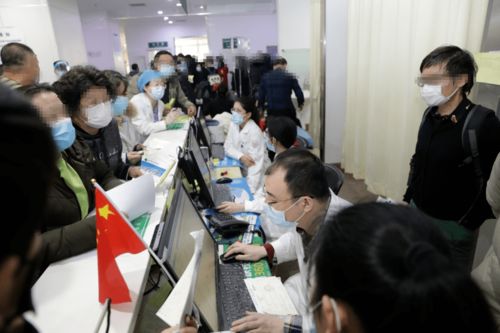 协和急诊，日均接诊800人，忙碌如潮的医疗前线