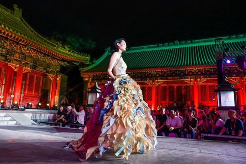 新疆社火中的白娘子，传统与现代交织的视觉冲击
