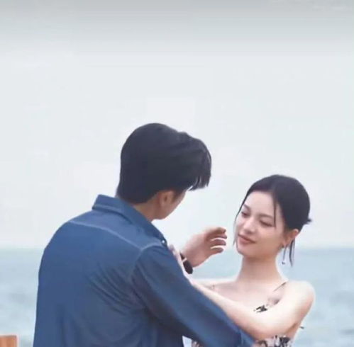 杨采钰与男友街头亲吻，甜蜜瞬间引发热议