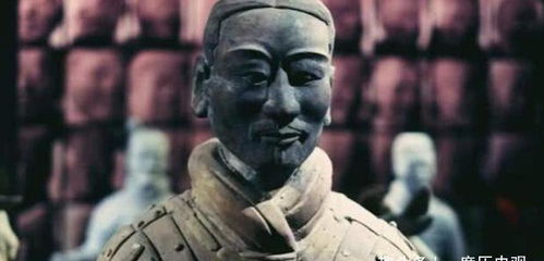 目击者称男子推倒兵马俑后倒地捂脸，一幕震惊的现场记录